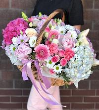 Композиция солнечный день в Сергаче Цветочная композиция из Розы, Хризантемы, Пионы и Лизиантусы в корзине в Сергаче