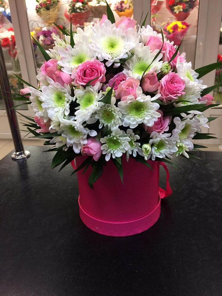 Цветочная композиция из Розы и Хризантемы в шляпной коробке в Сергаче