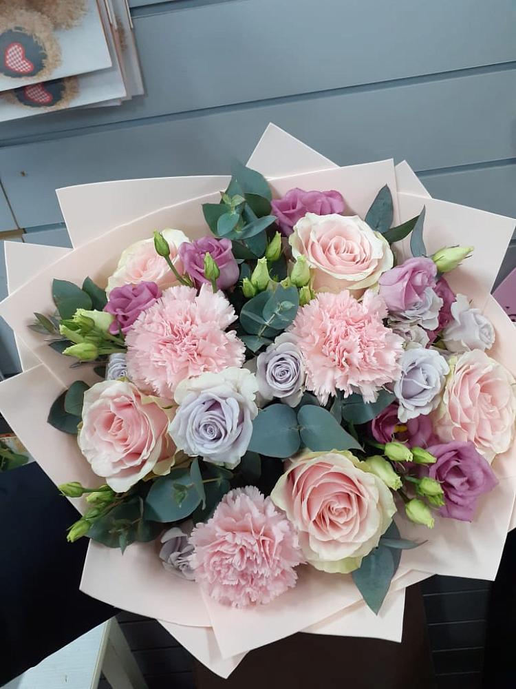 Букет цветов из: Розы, Гвоздики и Лизиантусы в Сергаче