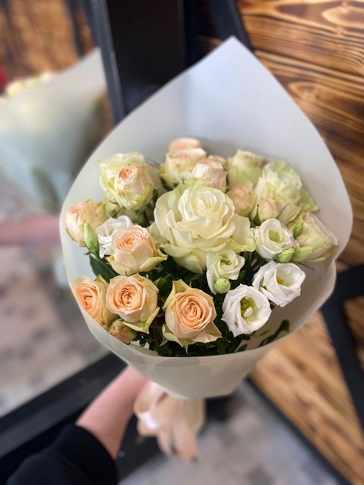 Букет цветов из: Розы и Лизиантусы в Сергаче